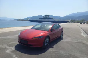 «Κούρσες» με Tesla στην πόλη της Πάτρας: Το πρώτο ηλεκτροκίνητο ταξί, τι λένε οι επιβάτες