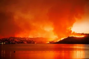 Μαίνεται η δασική πυρκαγιά στη βόρεια Καλιφόρνια: Χιλιάδες κάτοικοι εγκαταλείπουν τις εστίες τους