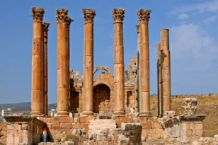 Σαν σήμερα 21 Ιουλίου 356 π.Χ. ο Ηρόστρατος πυρπολεί τον Ναό της Αρτέμιδας, ένα από τα επτά θαύματα του κόσμου – Τι άλλο συνέβη