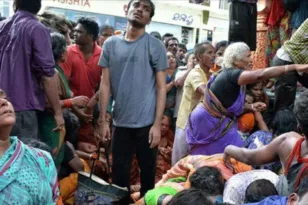 Ινδία: Τουλάχιστον 27 άνθρωποι ποδοπατήθηκαν μέχρι θανάτου σε θρησκευτική συνάθροιση ΒΙΝΤΕΟ