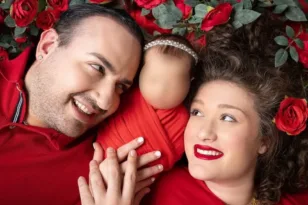 Μαυρίκιος Μαυρικίου – Ιλάειρα Ζήση: Η φωτογράφιση με την κόρη τους σε κατακόκκινο σκηνικό, γεμάτο τριαντάφυλλα