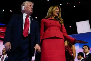 Η Μελάνια Τραμπ στο πλευρό του συζύγου της ΦΩΤΟ-ΒΙΝΤΕΟ