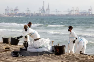 Ισπανία: Έκλεισαν τρεις παραλίες στη Βαλένθια εξαιτίας πετρελαιοκηλίδας