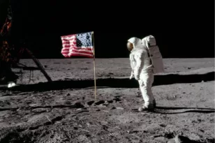 Σαν σήμερα 20 Ιουλίου 1969 ο αστροναύτης Νιλ Άρμστρονγκ γίνεται ο πρώτος άνθρωπος που πατά το πόδι του στη Σελήνη
