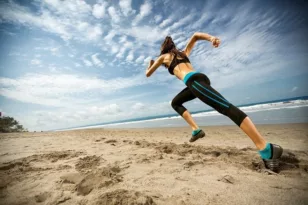 Πώς να γυμναστείτε με φυσικές ασκήσεις στην παραλία