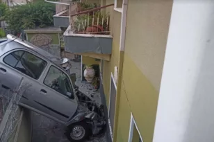 Αγρίνιο: ΙΧ «καρφώθηκε» σε μπαλκόνι και προσγειώθηκε σε αυλή σπιτιού – Ένας τραυματίας ΦΩΤΟ