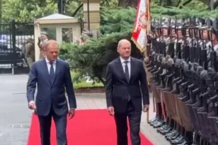 Τουσκ: Καλωσόρισε τον Σολτς με στρατιωτικές τιμές ΒΙΝΤΕΟ
