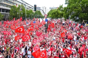 Γερμανία: Η αστυνομία διέλυσε πορεία Τούρκων φιλάθλων – Επεδείκνυαν τον χαιρετισμό των «Γκρίζων Λύκων»