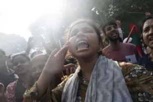 Μπαγκλαντές: Πολιτική αβεβαιότητα μετά τη δραματική φυγή της πρωθυπουργού Χασίνα