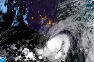 ΗΠΑ: Στη Φλόριντα έφτασε ο κυκλώνας Ντέμπι, απειλή για καταστροφικές πλημμύρες