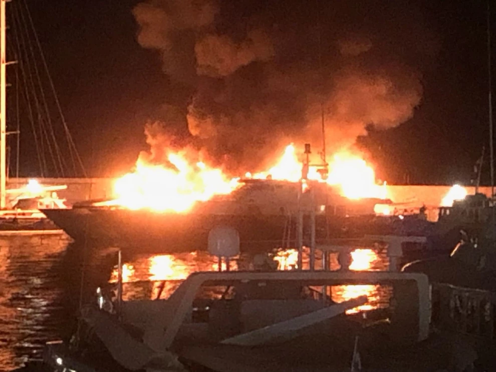Μαρίνα Ζέας: Βυθίστηκαν 3 από τα 4 σκάφη που τυλίχτηκαν στις φλόγες, πώς ξεκίνησε η φωτιά