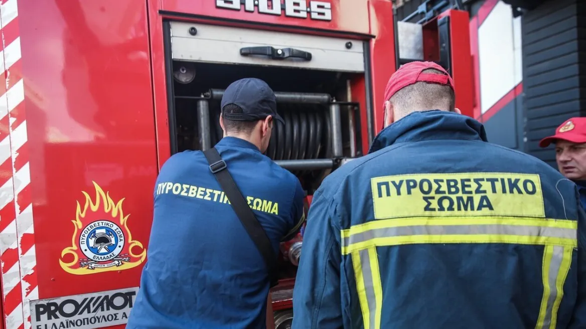 Fire in the yard of a fertilizer factory, a tank with nitric acid is on fire: Message 112 to Neoktista Aspropyrgos