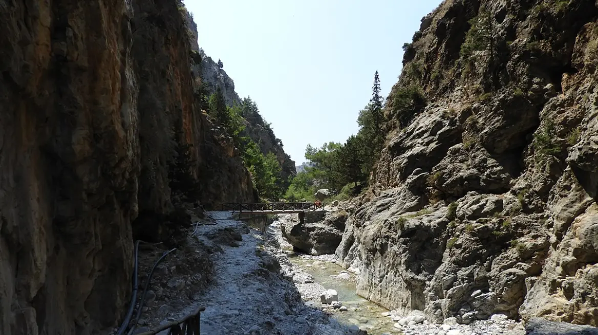 The moment of the transfer of the body of the 33-year-old woman who lost her life in the Samaria gorge, video documentary