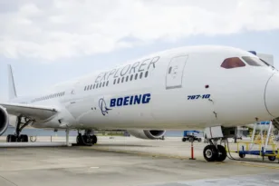 Η Boeing παγώνει τις προσλήψεις και σκέφτεται να θέσει εργαζόμενους σε διαθεσιμότητα