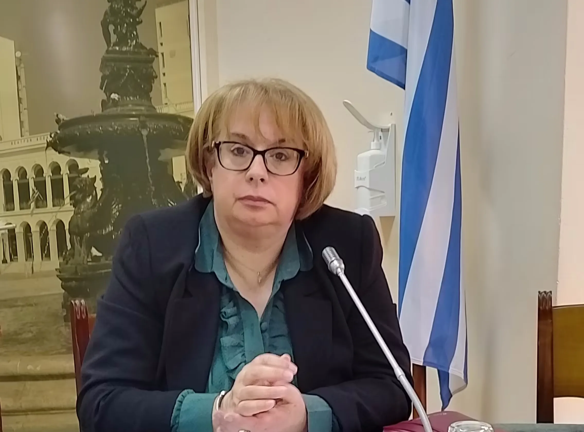 Μάχη Σιώρου: «Είναι δυνατόν να τους πειράζουν οι πινακίδες;»