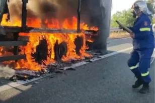 Στις «φλόγες» φορτηγό στην Ιόνια Οδό – Μετέφερε πακέτα καπνού