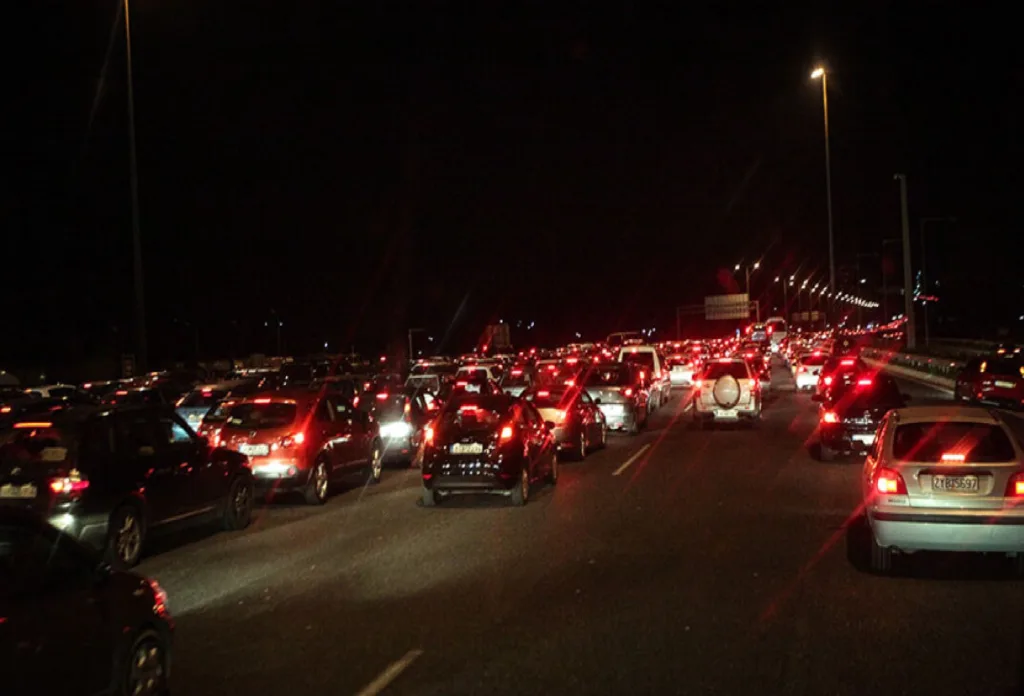 Queues of kilometers at the toll roads of Afidna and Elefsina