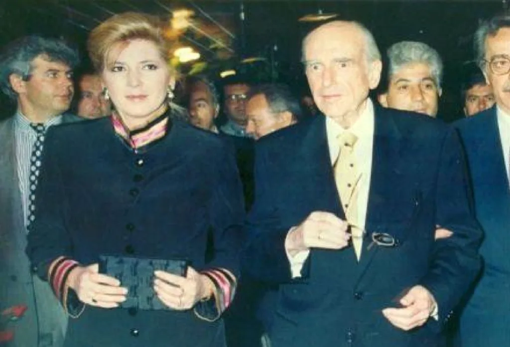 On this day, October 22, 1988, Andreas Papandreou formalizes his relationship with Dimitra Liani – What else happened