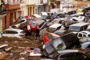 Πλημμύρες στην Ισπανία: 62 νεκροί, σοκ με τα αυτοκίνητα που παρέσυραν οι χείμαρροι ΦΩΤΟ – ΒΙΝΤΕΟ