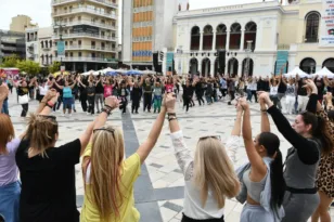 Πάτρα: Ποντιακό γλέντι στην πλατεία Γεωργίου – Χόρεψε ο Πελετίδης