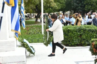 28η Οκτωβρίου: Η Κατερίνα Σίμου κατέθεσε στεφάνι στην πλατεία Εθνικής Αντίστασης