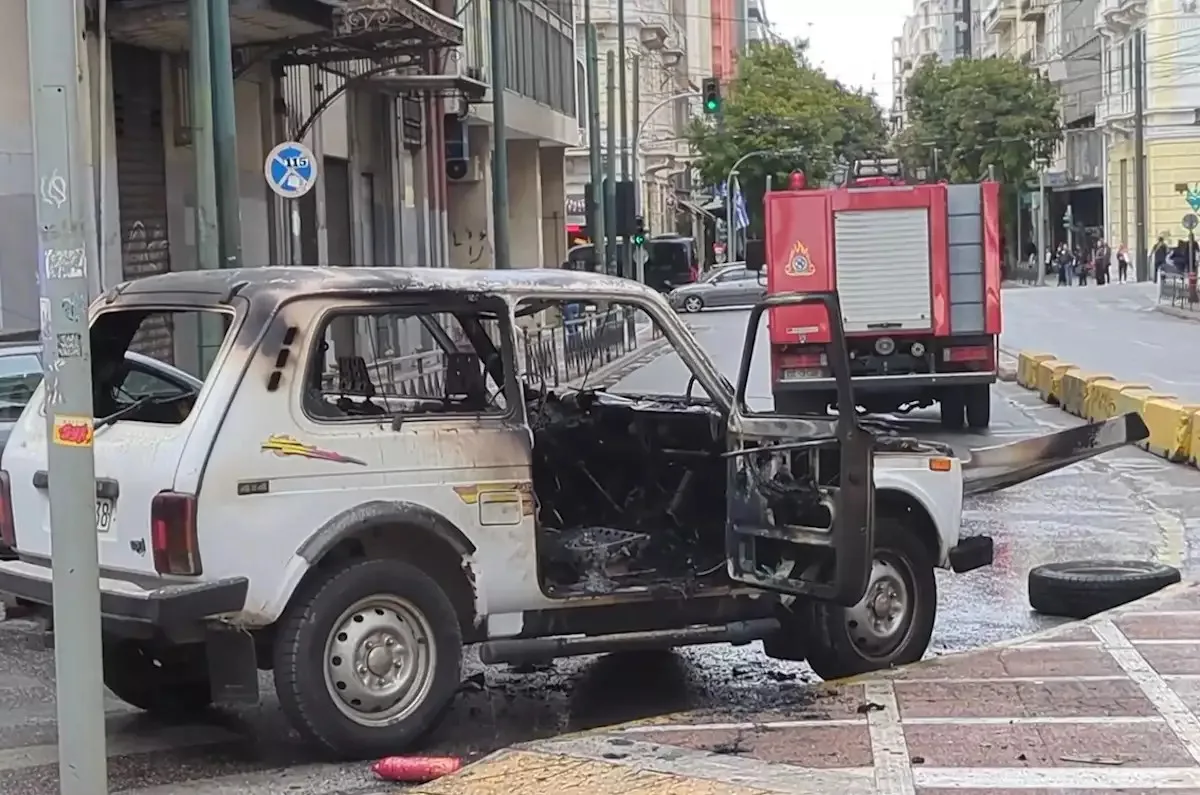 Jeep engulfed in flames on Aiolou Street VIDEO