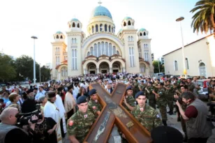 Χιλιάδες πιστοί στην Πάτρα για θρησκευτικό τουρισμό στον Πολιούχο: Πηγή πίστης αλλά και…«πλούτου»