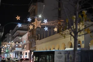 Πάτρα: Άναψε ο χριστουγεννιάτικος διάκοσμος στην πόλη! – ΦΩΤΟ