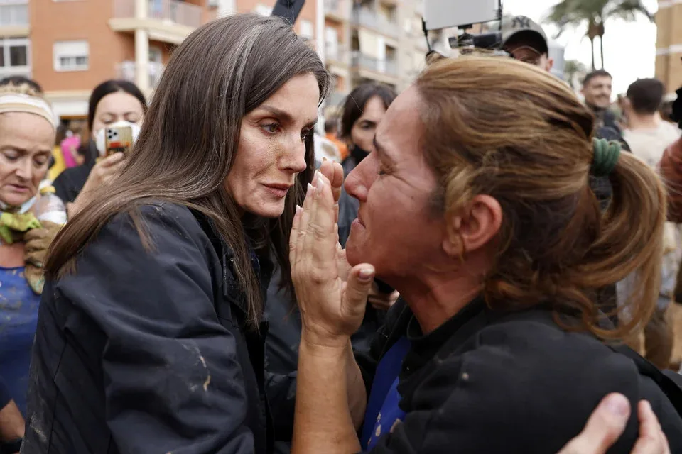 Η βασίλισσα Λετίθια συνομιλεί με πλημμυροπαθή / Φωτογραφία: EFE