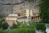 Αρχαιοκαπηλία στη Μονή Μεγάλου Σπηλαίου: Συλλήψεις ηγούμενου και μοναχού, έρευνες για συνεργούς - Σε αργία Καλλίνικος και Σεραφείμ