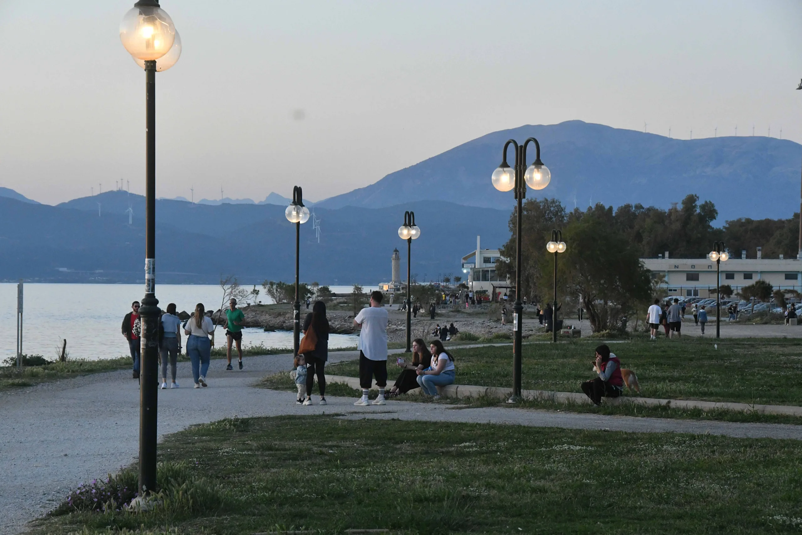 Όταν πέφτει ο ήλιος, η Πάτρα ξαναβγαίνει στους δρόμους Νότιο πάρκο