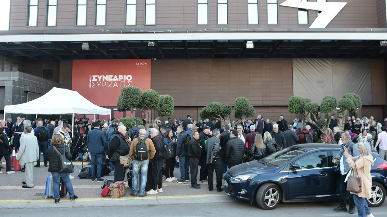 SYRIZA conference: Kasselakis supporters outside Gazi live