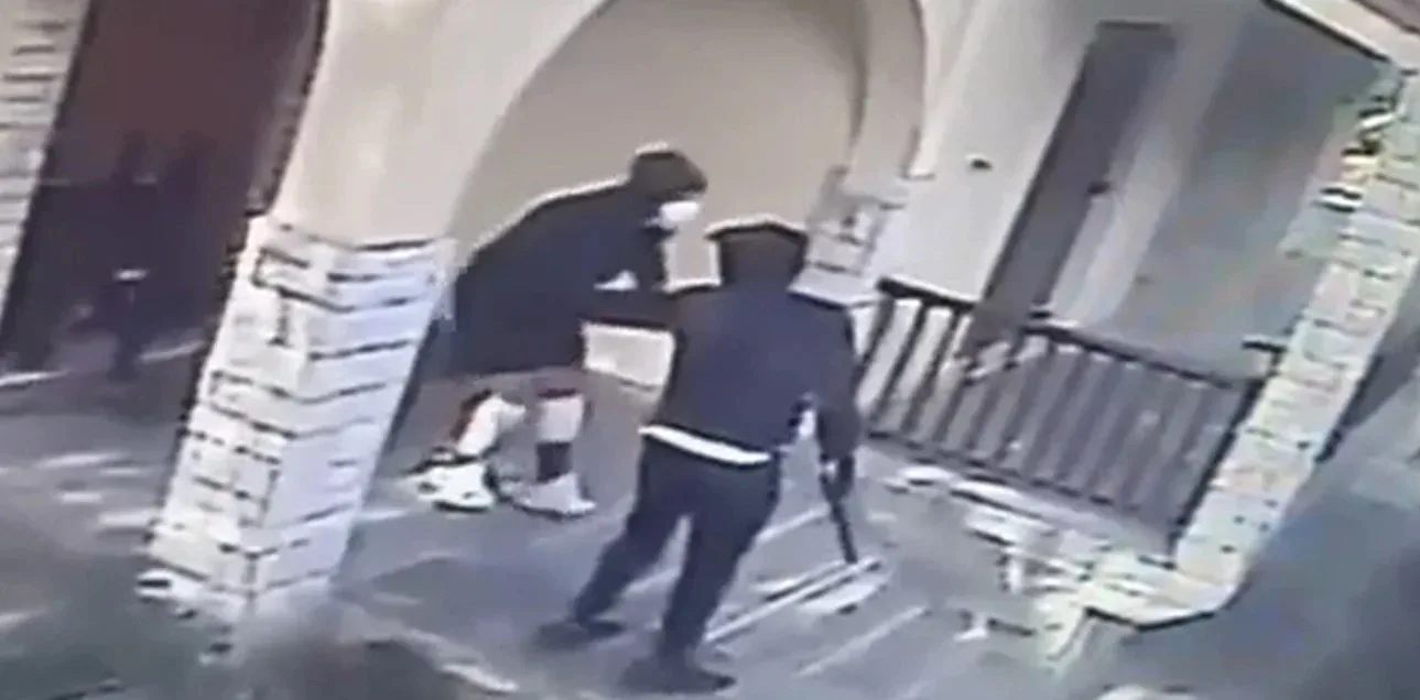 Video documents Roma gang action breaking into houses by kicking in doors