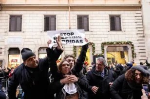 Ρώμη: Ακτιβίστρια κατά των ταυρομαχιών προσπάθησε να φτάσει τον Πάπα Φραγκίσκο