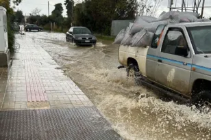 Πάτρα – Μιντιλόγλι: Η νεροποντή απείλησε νεκρούς και ζωντανούς! – Πλημμύρισε το νεκροταφείο