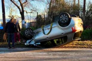 Ανατροπή ΙΧ και πτώση σε αρδευτικό κανάλι στο Αγρίνιο, μια τραυματίας ΦΩΤΟ