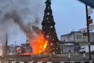 Συρία: Αντιδράσεις για την πυρπόληση Χριστουγεννιάτικου δέντρου