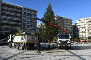 Πάτρα: Στήνεται στην πλατεία Γεωργίου το Χριστουγεννιάτικο χωριό