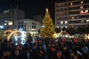 Ανάβει το Χριστουγεννιάτικο δέντρο στην Πάτρα με μικρούς κυνηγούς, χορωδίες, ζογκλέρ, χορό και μουσική