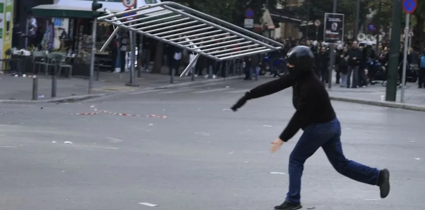 Σοκ στο Βέλγιο: Πάτησαν οπαδό με δίκυκλο (βίντεο) Επεισόδια - συγκέντρωση Τέμπη