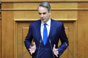 ΑΠΕΥΘΕΙΑΣ η «Ώρα του Πρωθυπουργού» στη Βουλή: Μητσοτάκης απαντά στον Ανδρουλάκη