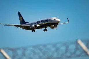 Η Ryanair ζητά να μπει πανευρωπαϊκός «κόφτης» κατανάλωσης ποτών στα αεροδρόμια