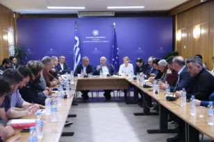 Αγρότες: Ποια μέτρα αποφασίστηκαν για τη στήριξη της αγροτικής παραγωγής – Σύσκεψη υπουργών με αγρότες