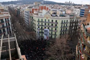 Βαρκελώνη: Ο Δήμος αγοράζει πολυκατοικία για να μη γίνει Airbnb