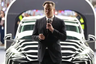 Tesla: Μειώθηκαν στο μισό οι πωλήσεις νέων αυτοκινήτων στην Ευρώπη