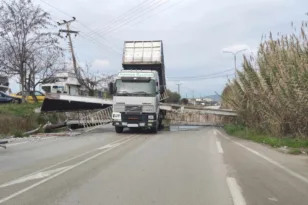 Αγρίνιο: Φορτηγό γκρέμισε πεζογέφυρα – Έκλεισε η ΕΟ Αντιρρίου-Ιωαννίνων στο ύψος της Νεάπολης ΦΩΤΟ ΒΙΝΤΕΟ