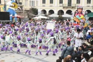 Πάτρα: Ο καιρός δεν πτόησε τους μικρούς καρναβαλιστές – ΔΕΙΤΕ ΞΑΝΑ ΤΗΝ ΠΑΡΕΛΑΣΗ