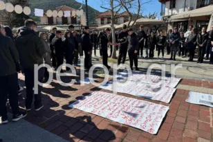 Κλειτορία Καλαβρύτων: Οι μαθητές τίμησαν τους 57 νεκρούς των Τεμπών ΦΩΤΟ