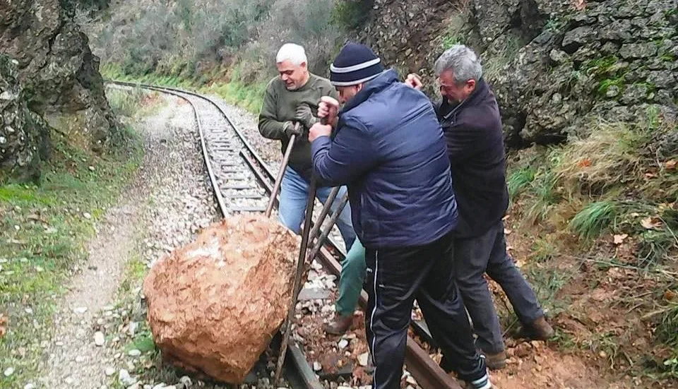 Συχνό φαινόμενο οι καταπτώσεις βράχων στην γραμμή του Οδοντωτού