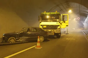 Σοβαρό τροχαίο με φωτιά στη σήραγγα της Παναγοπούλας – Μεγάλη άσκηση της Ολυμπίας Οδού με την Πυροσβεστική